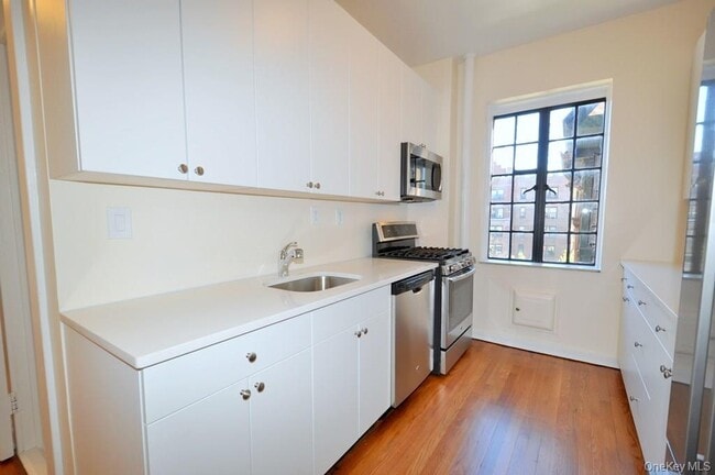 Building Photo - 155 Garth Rd
