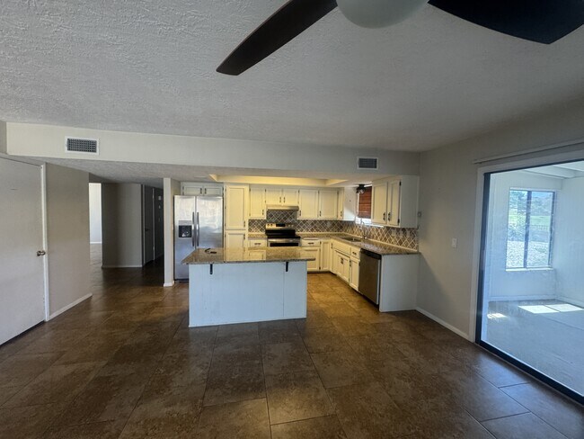 Foto del edificio - 935 Country Club Dr