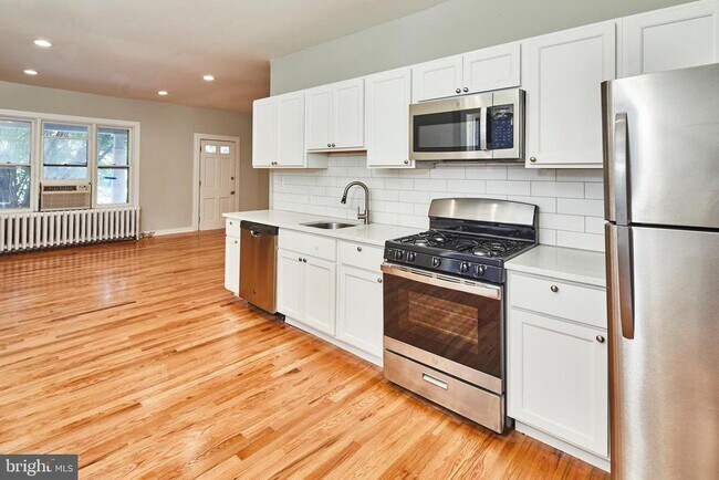 Building Photo - 709 W 19th St