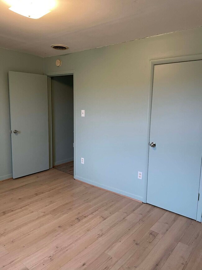 Building Photo - 1143 Lawrence Rd