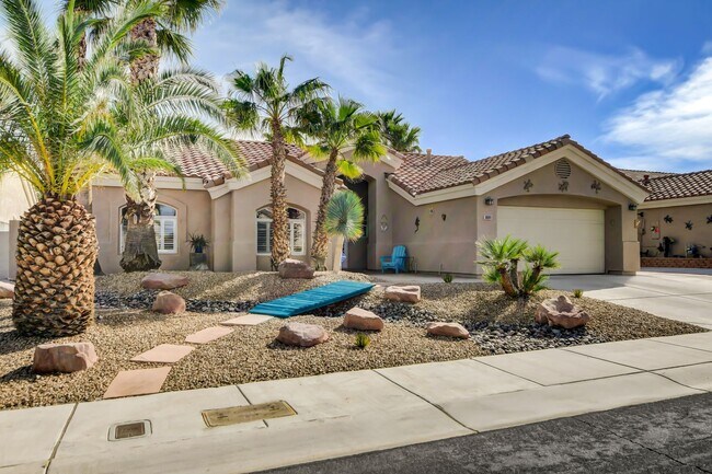 Foto del edificio - Coastal-Inspired Single-Story with Pool, Spa & Rare Gated Parking