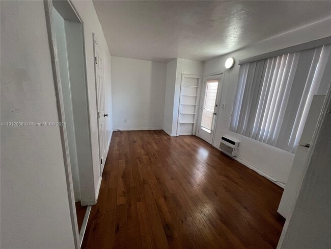 Foto del edificio - 6949 Byron Ave