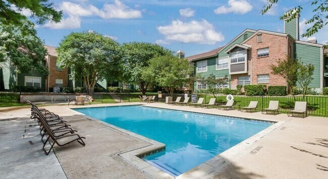 Building Photo - 1500 Lawnmont Dr