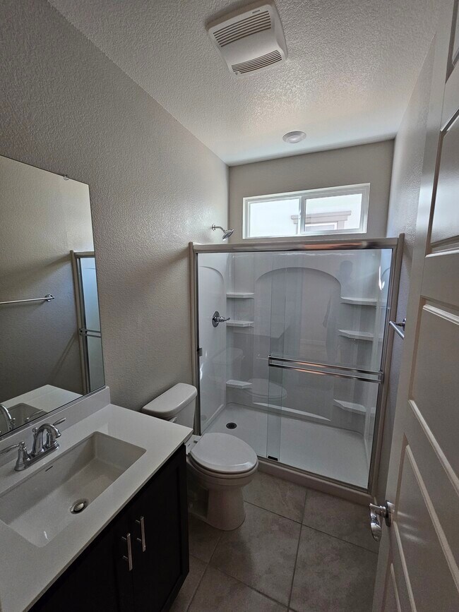 Baño completo en la planta baja - 5382 Shenandoah Valley Ln