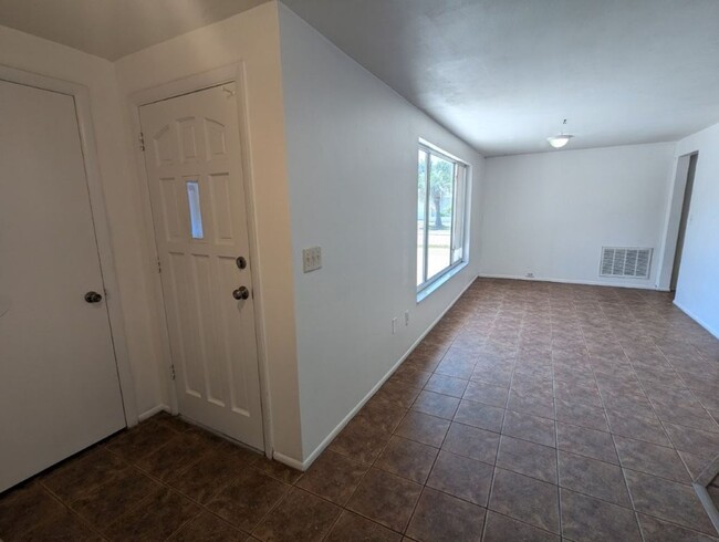 Foto del edificio - CORNER LOT 2/2 over 1246sf with NEW lvp fl...