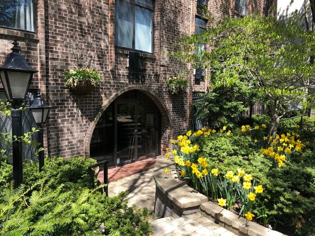 Entrance - 1750 N Mohawk St