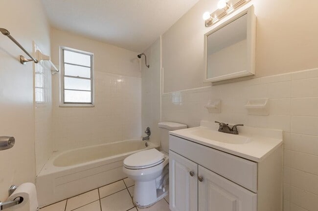 Foto del edificio - 907 Lake Jessie Dr