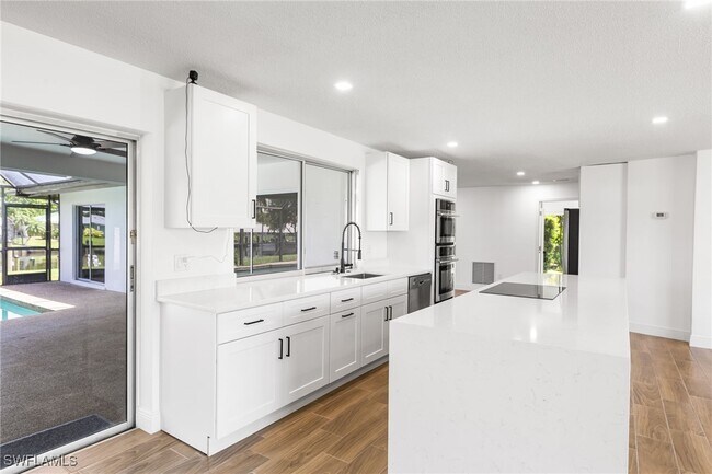 Foto del edificio - 1041 N Waterway Dr