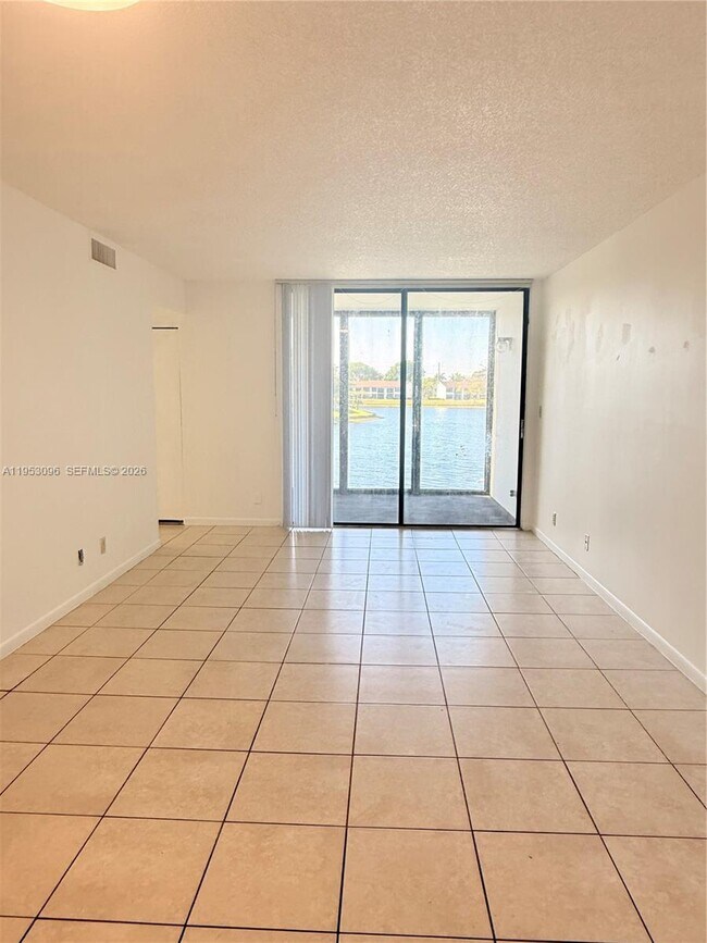 Foto del edificio - 210 Lake Pointe Dr