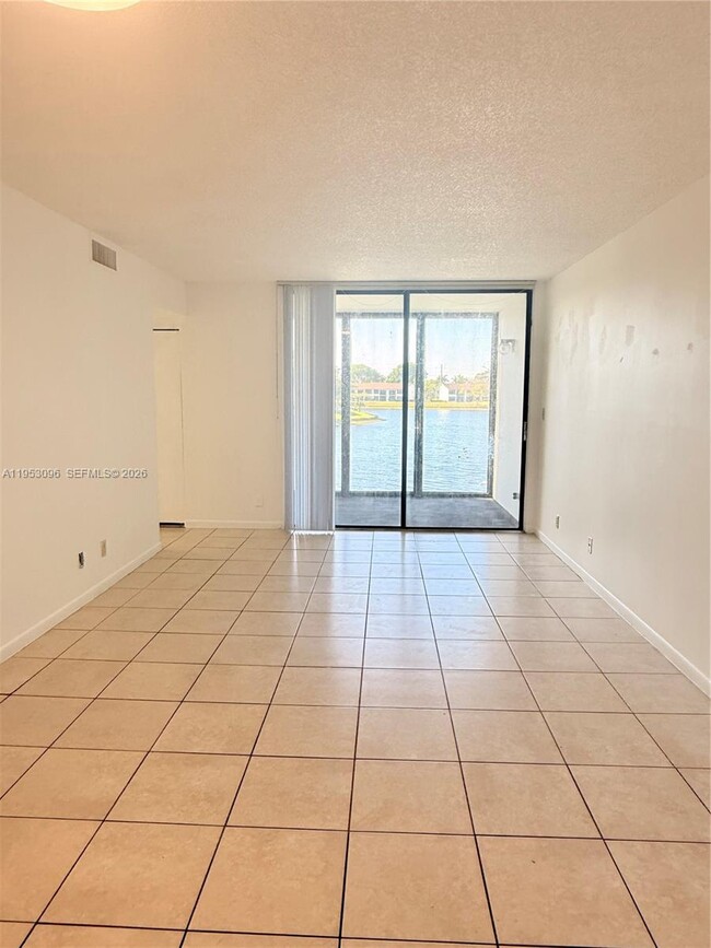 Building Photo - 210 Lake Pointe Dr