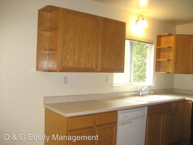 Building Photo - 10870 Forest Hills Rd