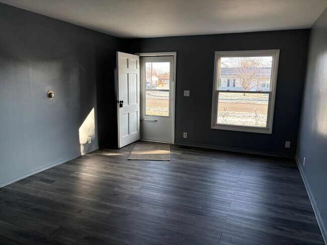 Foto del edificio - three bedroom one bath home with attached garage for rent