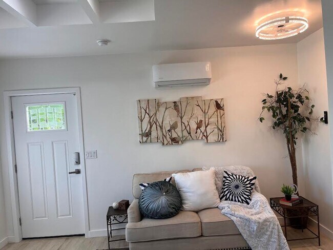 Foto del edificio - GORGEOUS  BRAND new home (ADU) 1bedroom 1bathroom in single-family neighborhood.