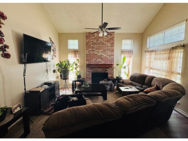 Building Photo - 912 Haverstraw Pl