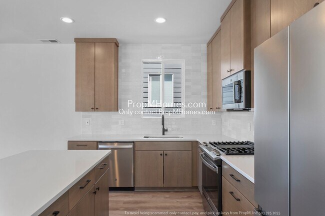 Building Photo - Cully Haven: Modern 4BR/3BA Duplex!