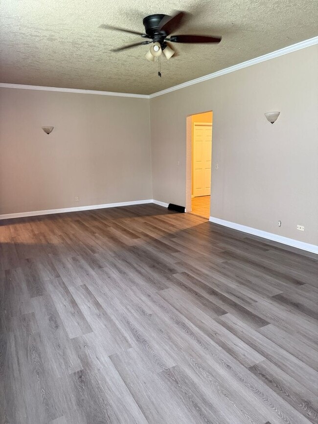 Building Photo - CUTE 3 BDRM 1 bath HOME with garage