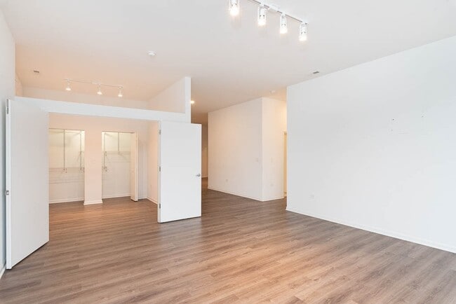 Building Photo - 2550 S Wabash Ave