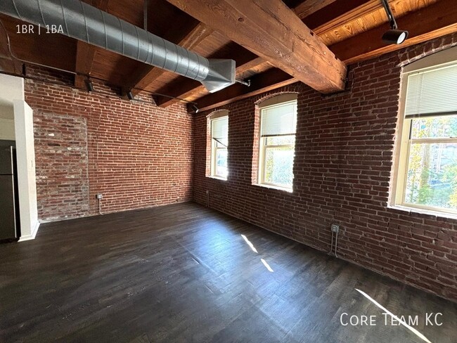 Building Photo - Beautiful 1 Bedroom Loft in River Market!