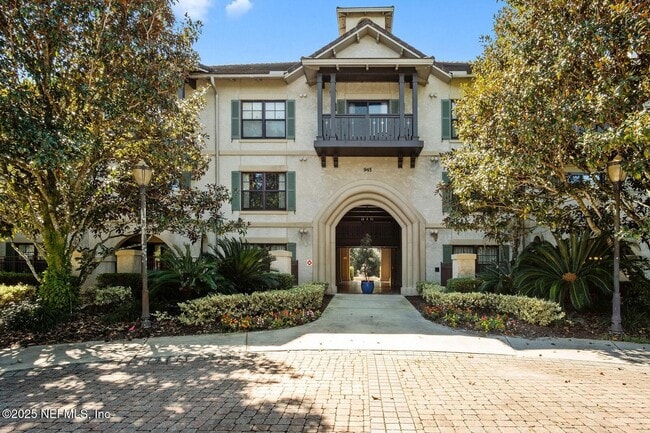 Foto del edificio - 945 Registry Blvd