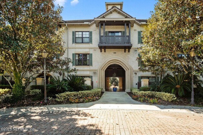 Foto del edificio - 945 Registry Blvd