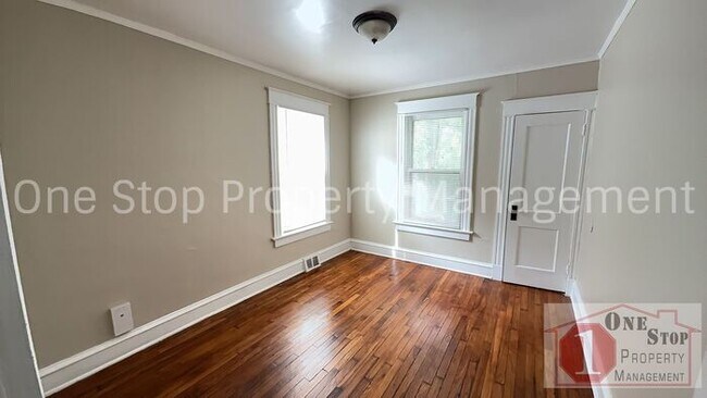 Foto del edificio - Spacious 4-Bedroom Home with Backyard & Ba...
