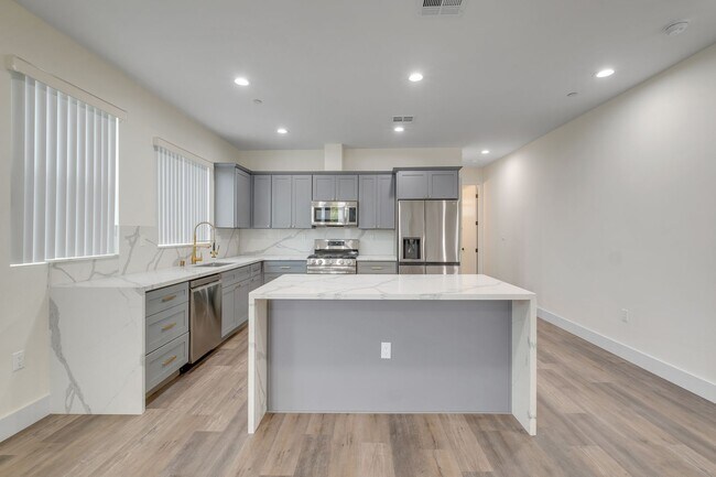 Foto del edificio - 4 Bed / 4 Bath Townhome in Sawtelle