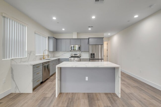 Building Photo - 4 Bed / 4 Bath Townhome in Sawtelle