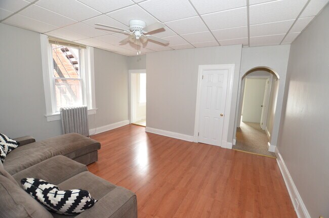 2R Sala de estar - 3110 N Calvert St