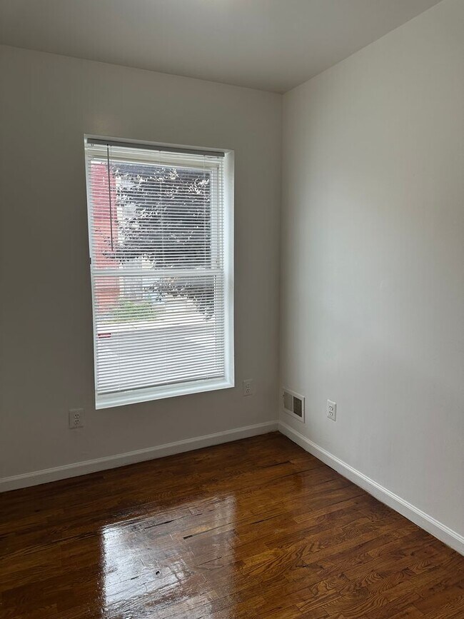 Foto del edificio - Beautifully Renovated Home! Central Air! Rear Yard! Available Now!