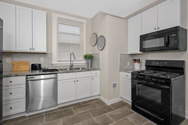 Foto del edificio - 4328 Brownway Ave