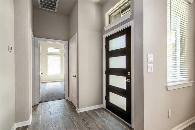 Foto del edificio - 235 N Spotted Fern Dr