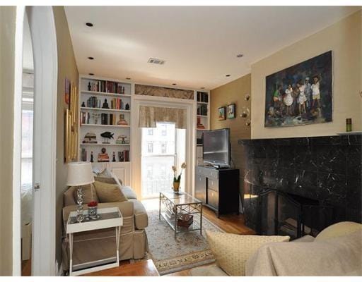 Building Photo - 124 Beacon St