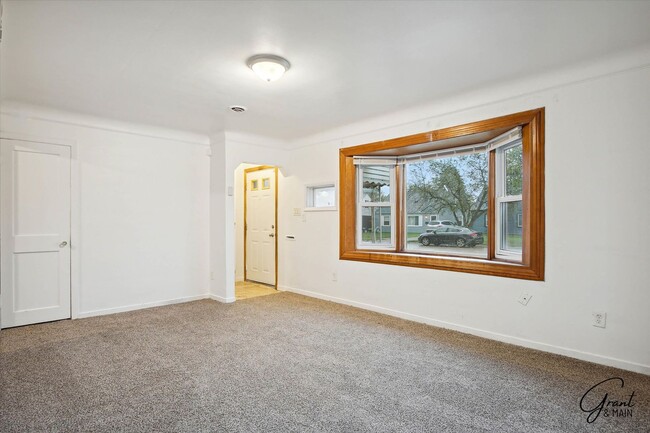 Building Photo - $1350 3 bedroom Eastpointe