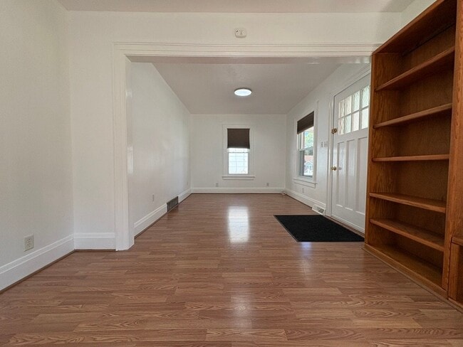 Building Photo - 117 N Toll St