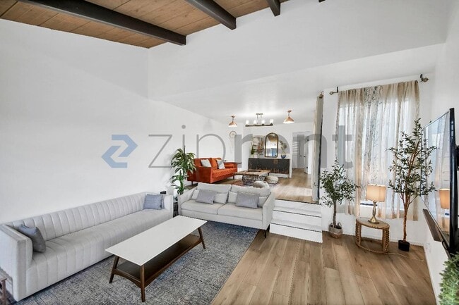 Foto del edificio - 10444 Canoga Ave