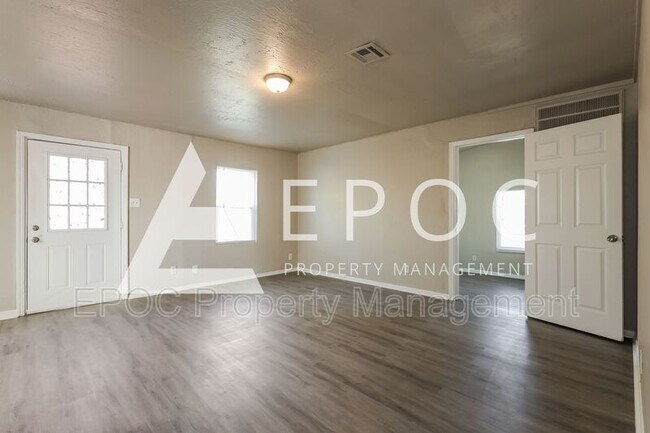 Foto del edificio - 6304 Cox Ave