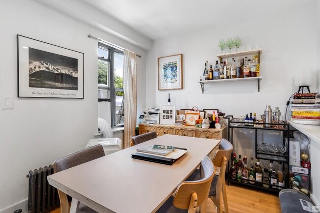 Building Photo - A 2 bedroom in the heart of Carroll Garden...