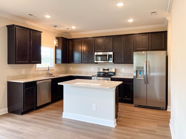 Foto del edificio - Beautiful Like-New 3 bed/2.5 bath w/ 2-car garage & fenced in backyard available June 24th!