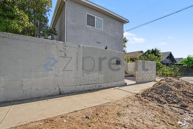 Building Photo - Unit