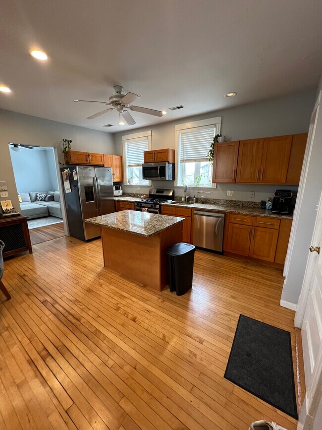 kitchen - 2114 W Lyndale St