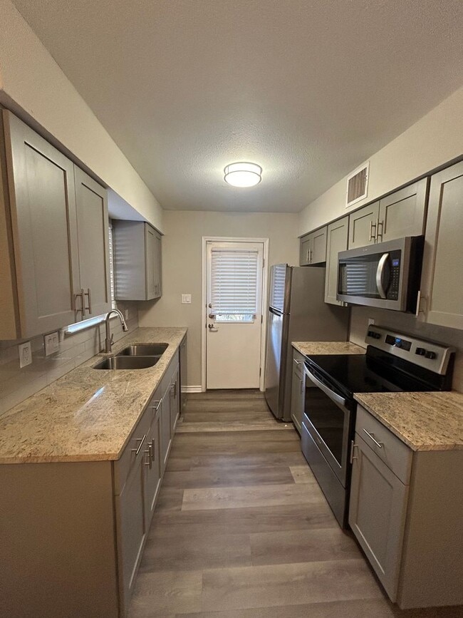 Building Photo - 1610 Waterloo Tr