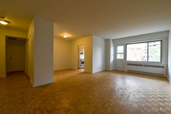 Building Photo - 3555 Chem. de la Côte-des-Neiges