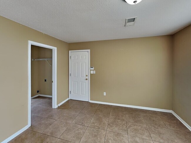 Foto del edificio - 10075 Chariden Dr