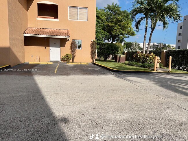 Foto del edificio - 8175 NW 8th St