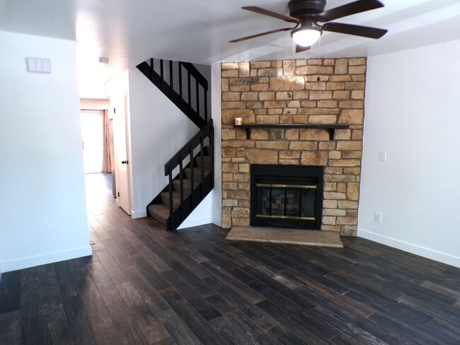 Foto del edificio - Updated 2 Bed 2.5 Bath Townhome!