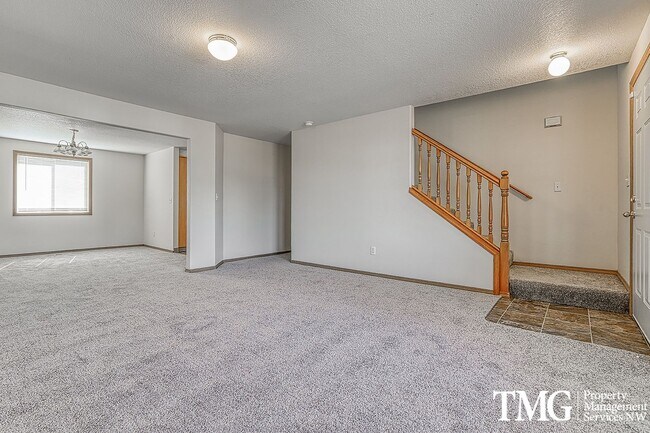 Foto del edificio - Spacious 4 Bedroom Home w/ Patio & Large F...