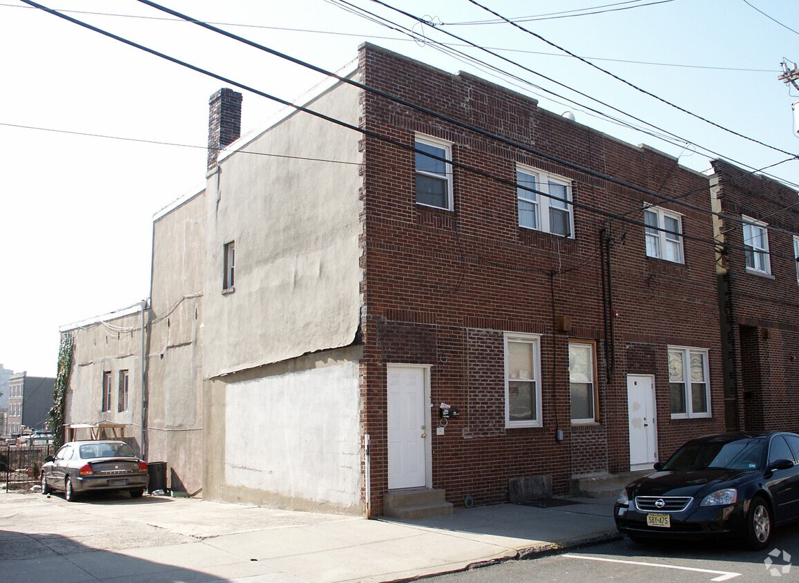 Building Photo - 7016-7018 Madison St