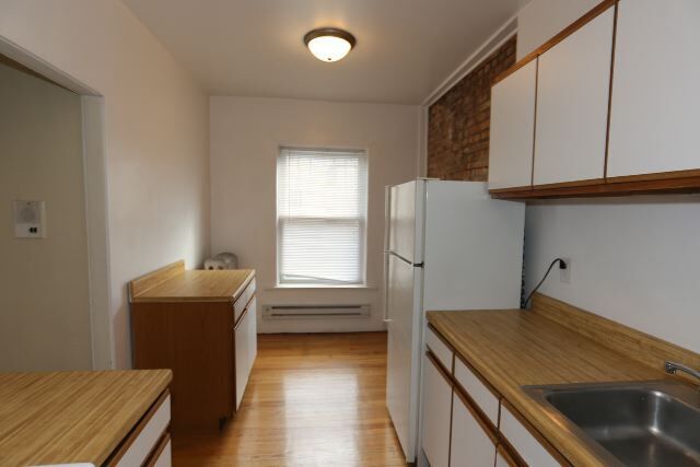 Building Photo - 944 W Cornelia Ave