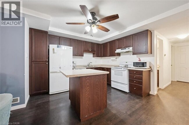 Building Photo - 255 Maitland St