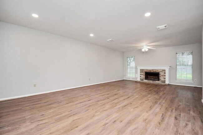 Building Photo - 2803 Lake Colony Dr